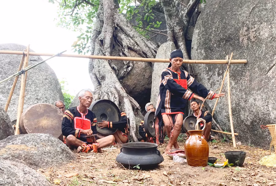 Ông Rơ Lan Hieo-phụ tá Vua Lửa thứ 14 thực hiện nghi lễ cúng cầu mưa trên núi Chư Tao Yang. Ảnh: Vũ Chi