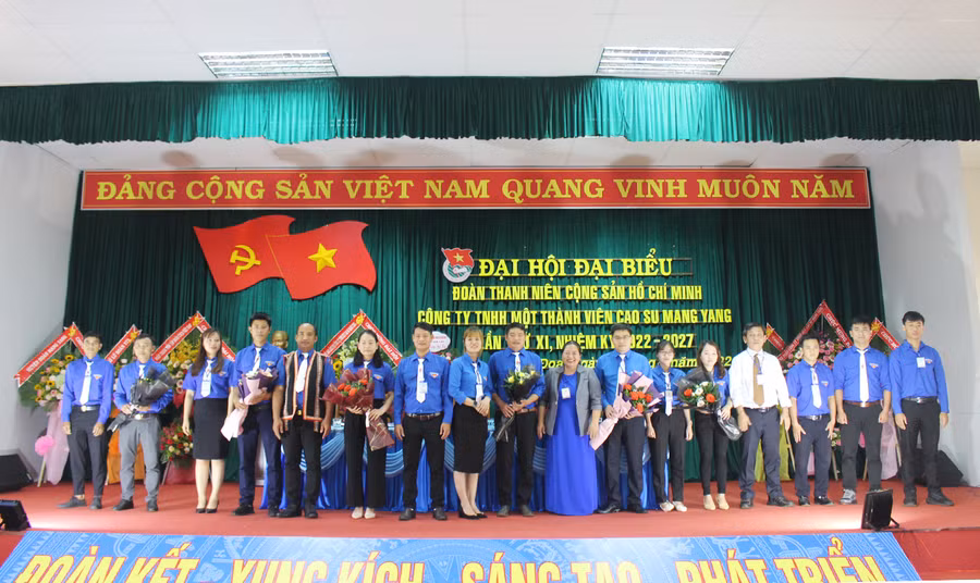 Ban Chấp hành Đoàn TNCS Hồ Chí Minh Công ty TNHH một thành viên Cao su Mang Yang khóa XI ra mắt tại Đại hội. Ảnh: Phan Lài