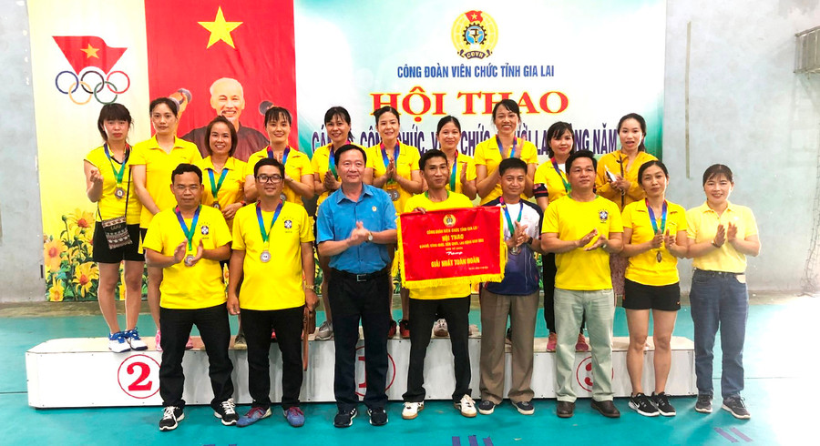 Ban tổ chức trao giải nhất toàn đoàn cho Công đoàn Cơ sở Bảo tàng tỉnh. Ảnh: Đinh Yến Ban tổ chức trao giải nhất toàn đoàn cho Công đoàn Cơ sở Bảo tàng tỉnh. Ảnh: Đinh Yến