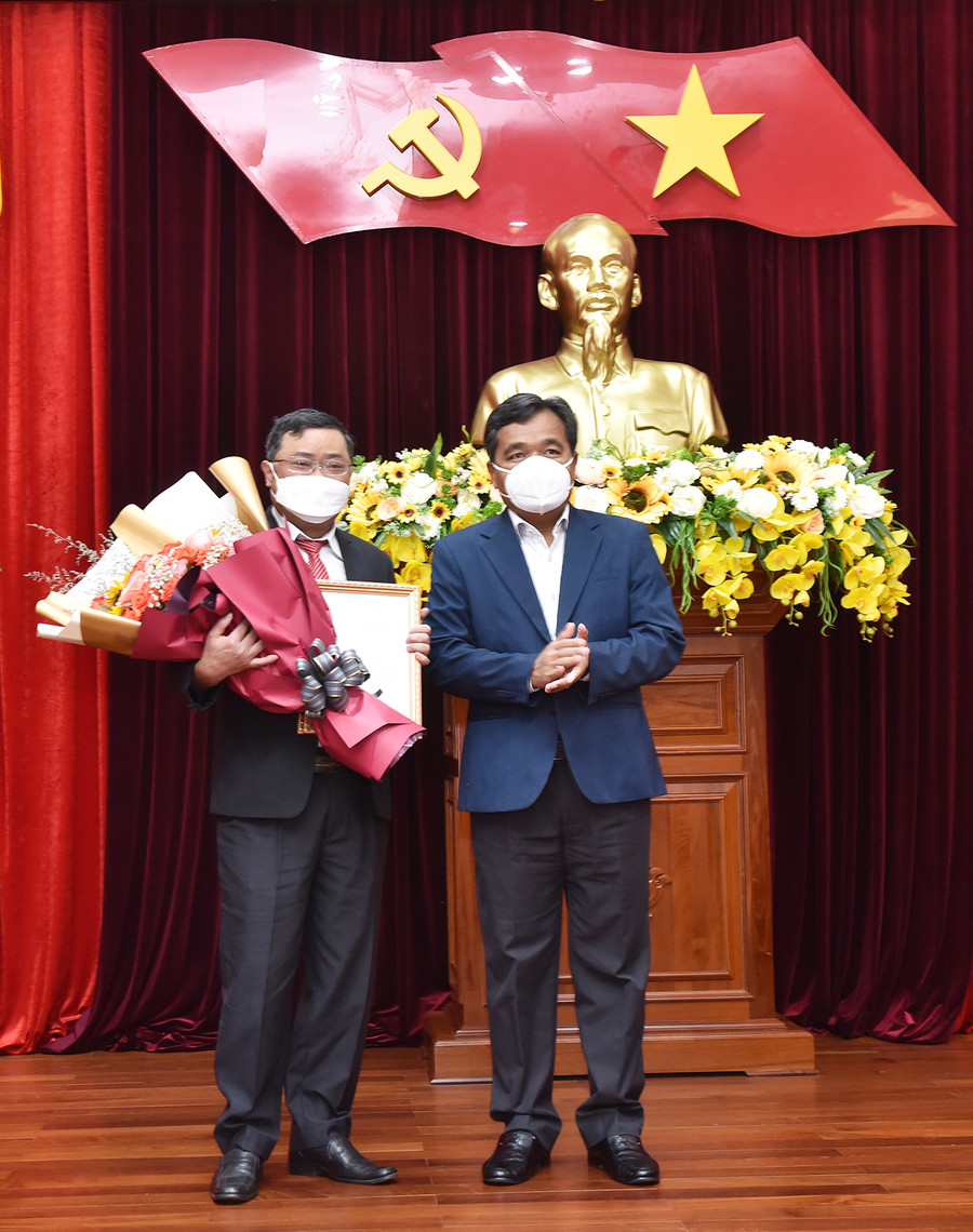 Bí thư Tỉnh ủy Hồ Văn Niên (bìa phải) trao quyết định và tặng hoa chúc mừng Phó Chủ nhiệm Ủy ban Kiểm tra Tỉnh ủy Phan Quang Thái. Ảnh: Đức Thụy Bí thư Tỉnh ủy Hồ Văn Niên (bìa phải) trao quyết định và tặng hoa chúc mừng cho Phó Chủ nhiệm Ủy ban Kiểm tra Tỉnh ủy Phan Quang Thái. Ảnh: Đức Thụy