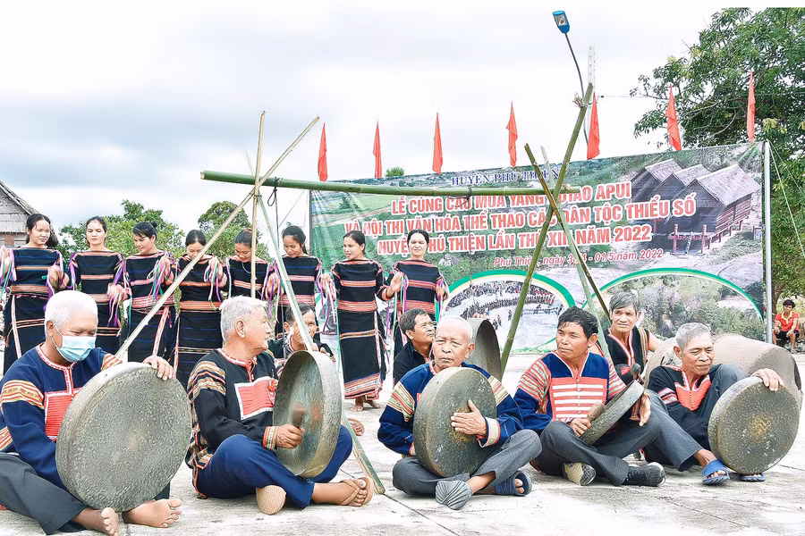Nhiều gian hàng trưng bày đặc sản địa phương như chả cá thác lác, rượu ghè, trái cây…