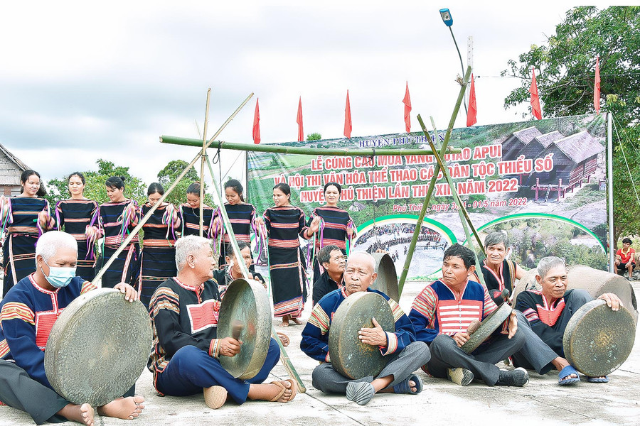 Nhiều gian hàng trưng bày đặc sản địa phương như chả cá thác lác, rượu ghè, trái cây…