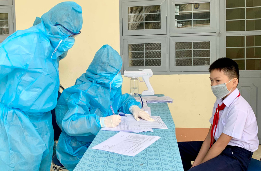 Nhân viên y tế khám sàng lọc Covid-19 cho các em học sinh Trường Tiểu học Võ Thị Sáu (TP. Pleiku). Ảnh: Như Nguyện