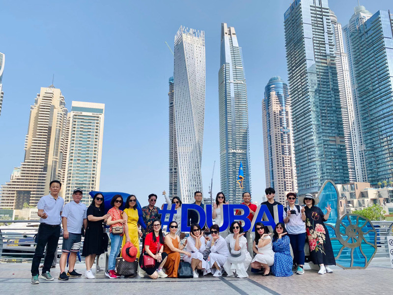 Du khách quốc tế tại phố đi bộ hồ Hoàn Kiếm. Ảnh: TTXVN 