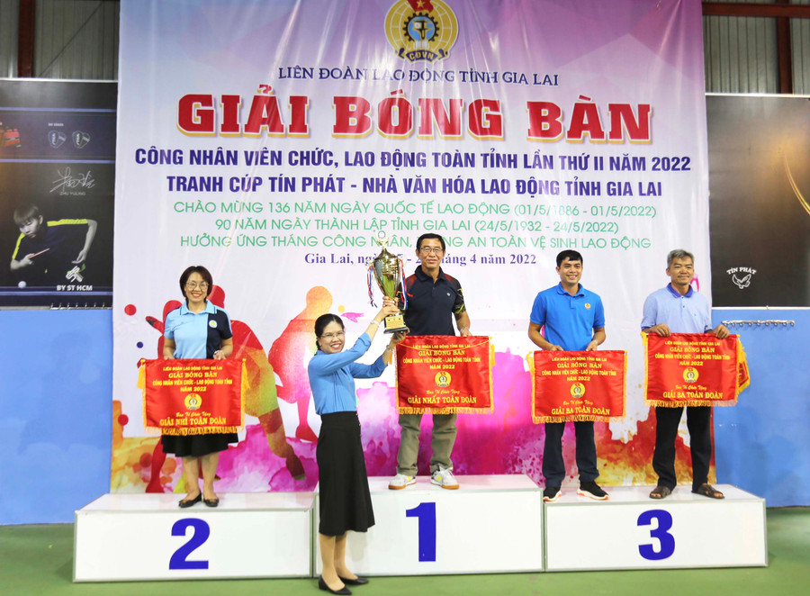 Ban tổ chức trao giải cho các tay vợt xuất sắc ở nội dung đơn nữ. Ảnh: Văn Ngọc