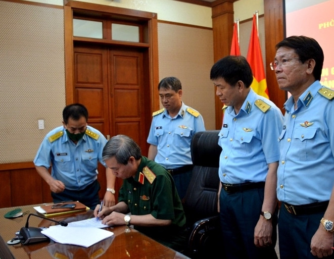 Thượng tướng Đỗ Căn ký xác nhận bàn giao chức trách, nhiệm vụ Chính ủy Quân chủng Phòng không - Không quân. Ảnh: Báo QĐND Thượng tướng Đỗ Căn ký xác nhận bàn giao chức trách, nhiệm vụ Chính ủy Quân chủng Phòng không - Không quân. Ảnh: Báo QĐND