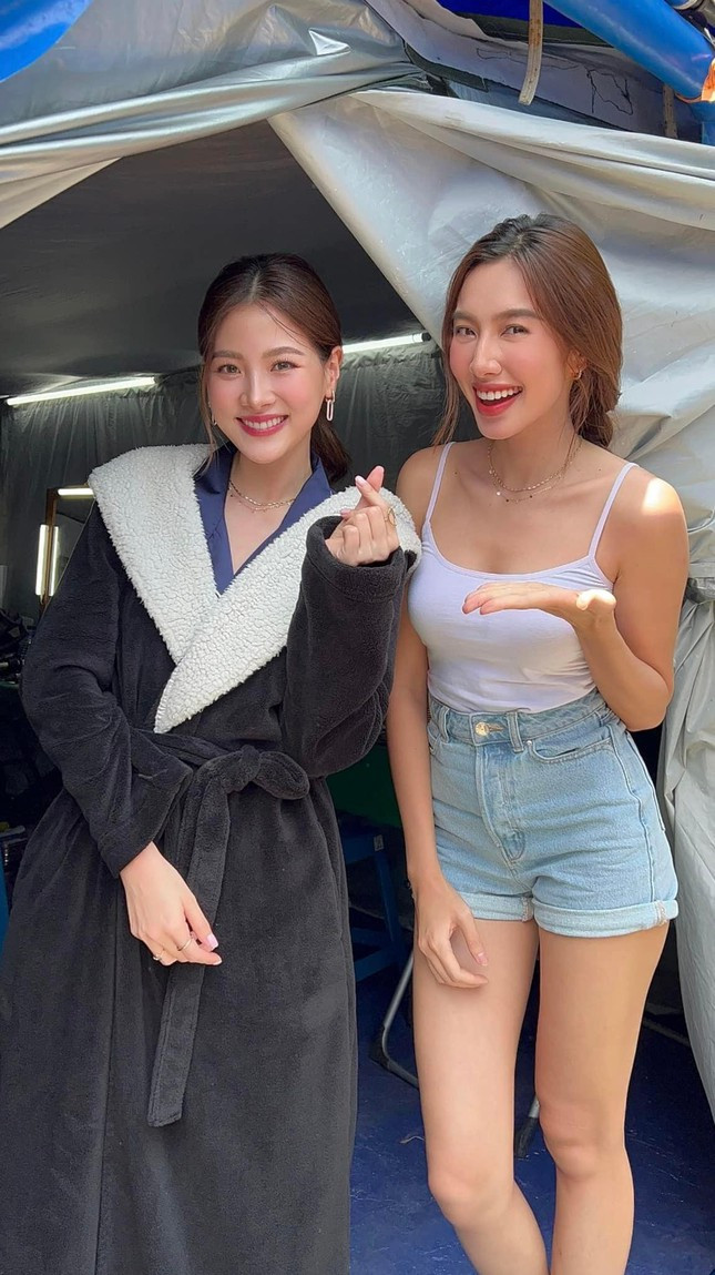 Bức ảnh Thuỳ Tiên chụp cùng mỹ nhân hàng đầu của xứ sở chùa Vàng - diễn viên Baifern Pimchanok gây 