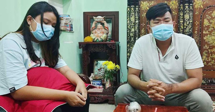 Hai anh em Trình Quang Thịnh và Trình Thanh Ngân nhớ thương cha mẹ. Ảnh: Như Lịch