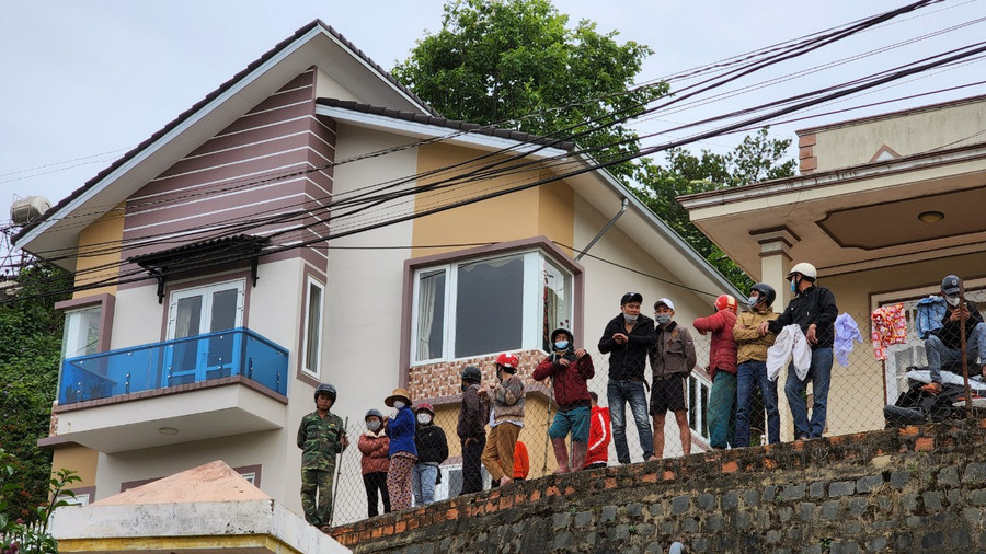 Người dân xóm Trại Thiếc theo dõi tại hiện trường vụ án mạng. Ảnh: Lâm Viên