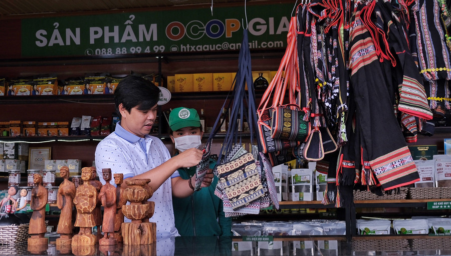 Du khách có thể tìm mua các sản phẩm nông nghiệp nông thônn tiêu biểu của tỉnh Gia Lai tại quầy hàng lưu niệm trước cổng danh thắng Biển Hồ. Ảnh: Hoàng Ngọc