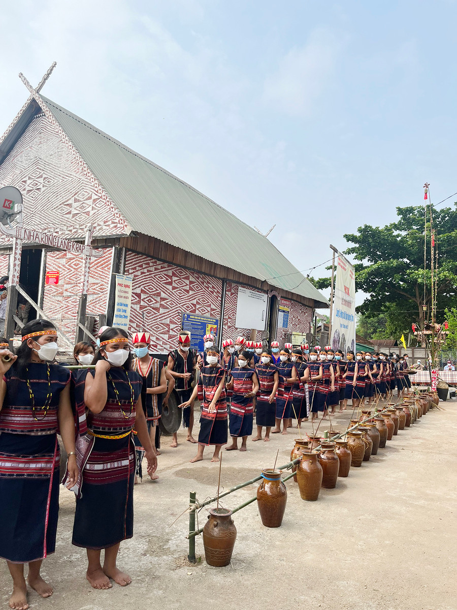 Dân làng Đak Hway đánh chiêng, múa xoang mừng lễ cúng năm mới. Ảnh: Hồng Thắm