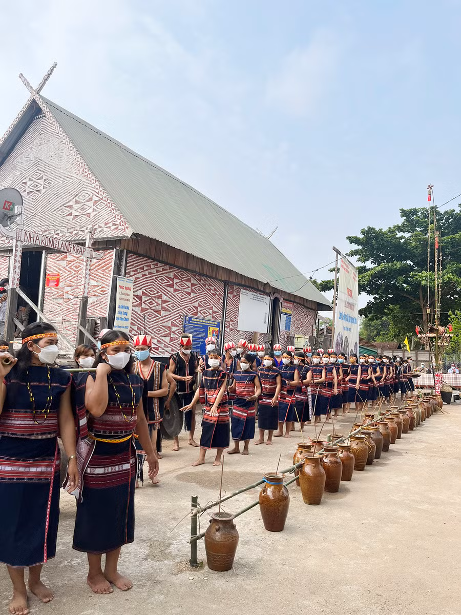 Dân làng Đak Hway đánh chiêng, múa xoang mừng lễ cúng năm mới. Ảnh: Hồng Thắm