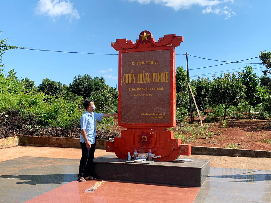 Bia di tích lịch sử đặt tại xã Ia Ga (huyện Chư Prông, tỉnh Gia Lai) lừng lững như một “gạch nối” huyền thoại giữa quá khứ và tương lai. Ảnh: Lam Nguyên