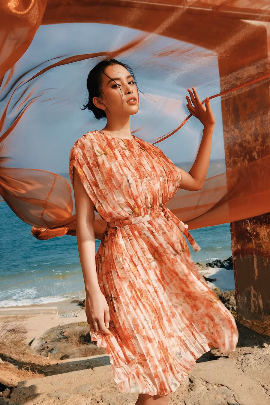  Mơ nhuộm nắng lần lượt mô tả từng trạng thái sắc độ, cho thấy sự hòa quyện từng khối màu như đỏ, cam, tím...