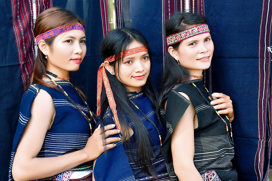 Nét duyên dáng của các cô gái dân tộc Bahnar huyện Đak Pơ về tham gia ngày hội.