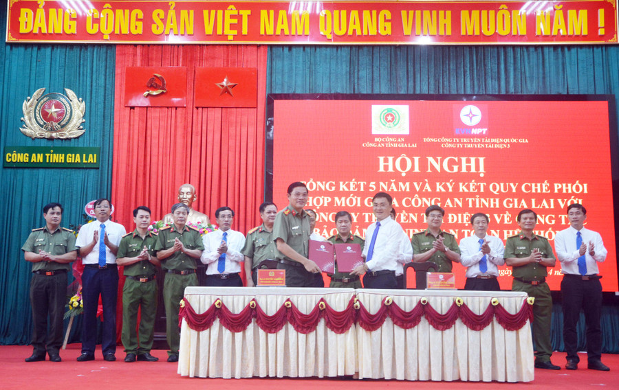 Ký kết quy chế phối hợp giữ Công an Gia Lai và Công ty truyền tải điện 3. Ảnh: Lê Anh