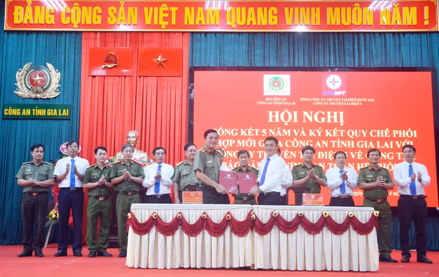 Ký kết quy chế phối hợp giữ Công an Gia Lai và Công ty truyền tải điện 3. Ảnh: Lê Anh