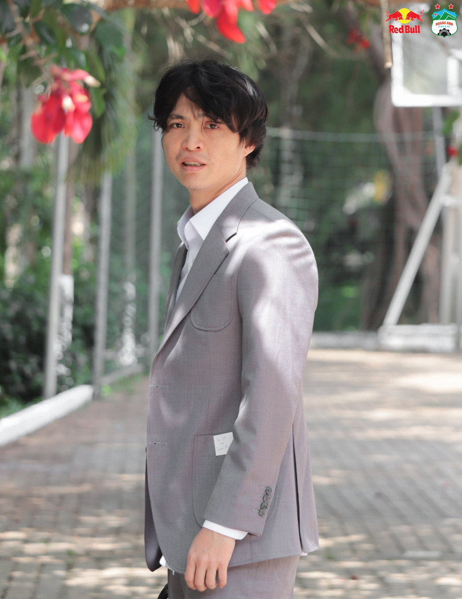 Riêng Tuấn Anh có đôi chút gượng gạo vì chưa quen diện vest. Ảnh: HAGL FC