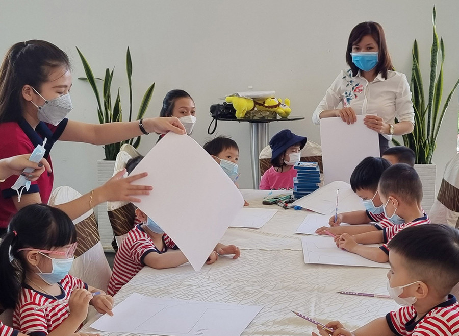 Hướng dẫn cho các bé tập vẽ tại chương trình. Ảnh: Thùy Trân  Hướng dẫn cho các bé tập vẽ tại hội thảo. Ảnh: Thùy Trân