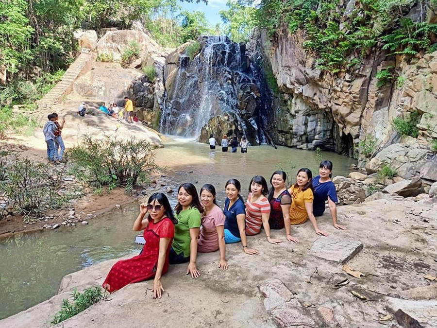 Khu du lịch Suối Đá 2 là điểm dừng chân hấp dẫn du khách trong dịp nghỉ lễ Giỗ Tổ Hùng Vương. Ảnh: Vũ Chi