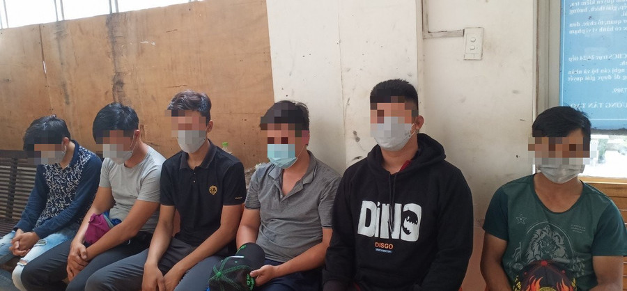 Nhóm thanh niên tự xưng cảnh sát hình sự, kiểm tra giấy tờ người dân bị bắt. Ảnh: Công an cung cấp