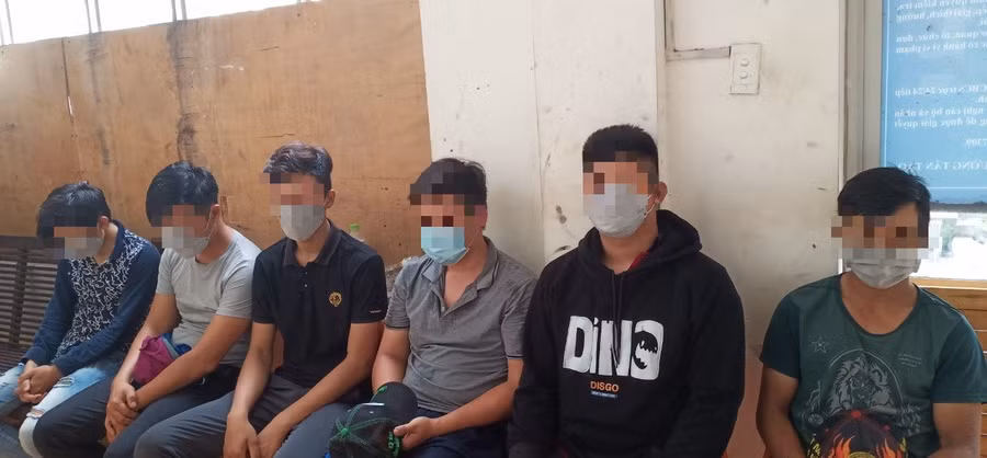 Nhóm thanh niên tự xưng cảnh sát hình sự, kiểm tra giấy tờ người dân bị bắt. Ảnh: Công an cung cấp