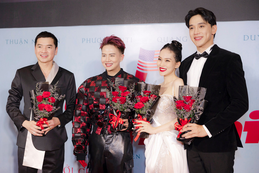 Dàn diễn viên chính của phim Qua bển làm chi tại họp báo diễn ra vào tối 6.4 - Ảnh: ĐPCC