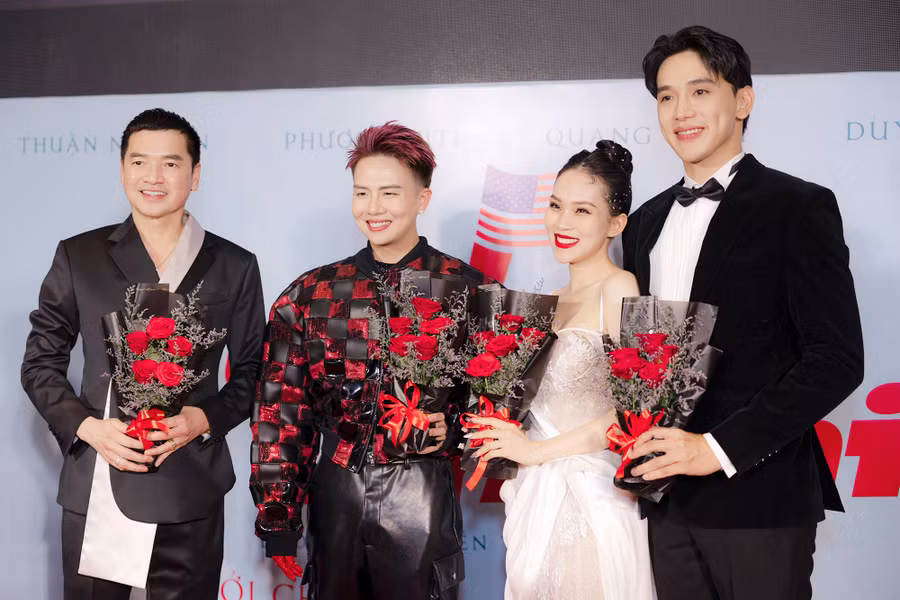 Dàn diễn viên chính của phim Qua bển làm chi tại họp báo diễn ra vào tối 6.4 - Ảnh: ĐPCC