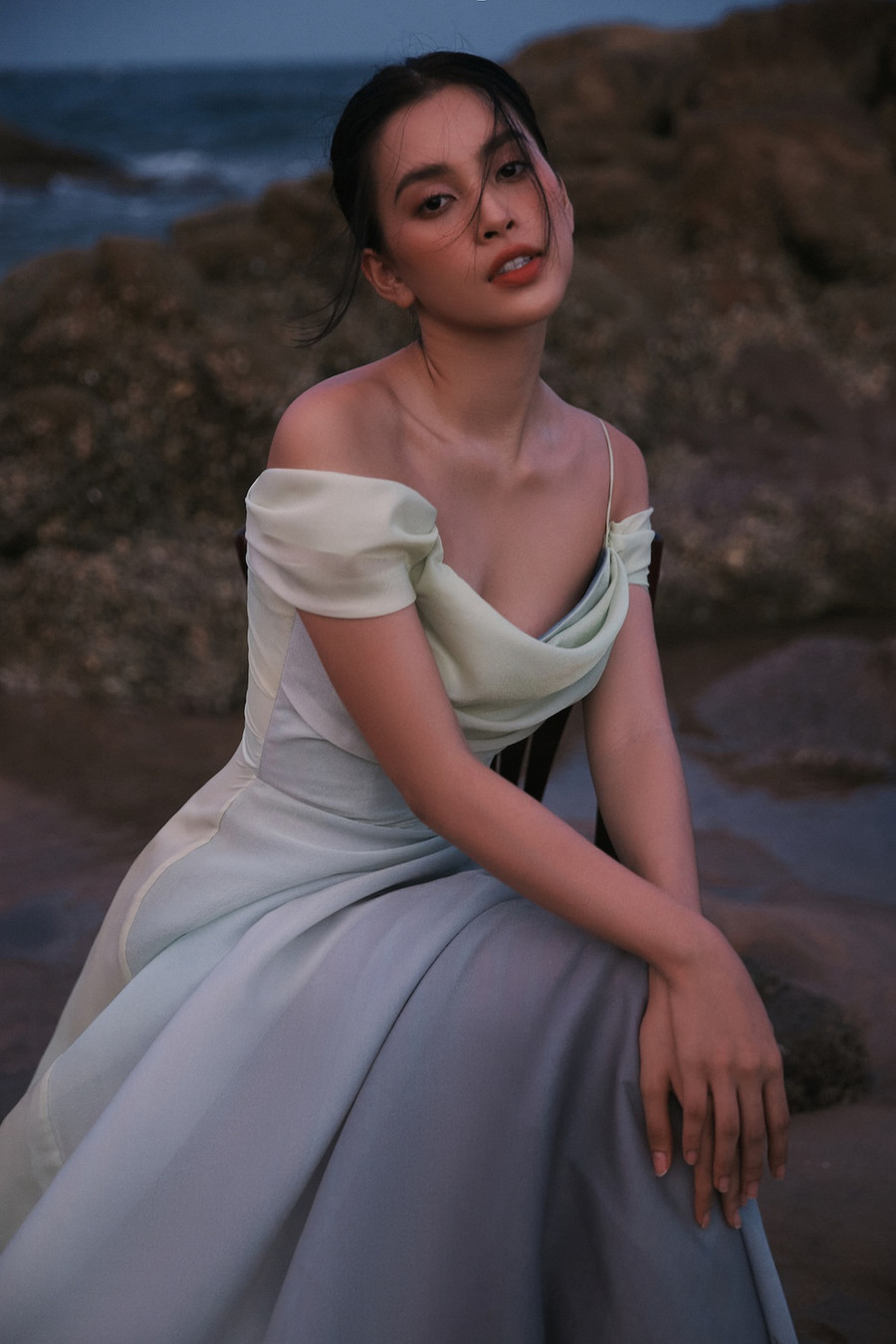  Diện những thiết kế nằm trong bộ sưu tập mới, Hoa hậu Việt Nam 2018 khoe nhan sắc ngày càng thăng hạng sau 4 năm đăng quang. Cô cũng cho thấy sự đa dạng trong phong cách thời trang, khi thì quyến rũ, lúc lại nữ tính, nền nã