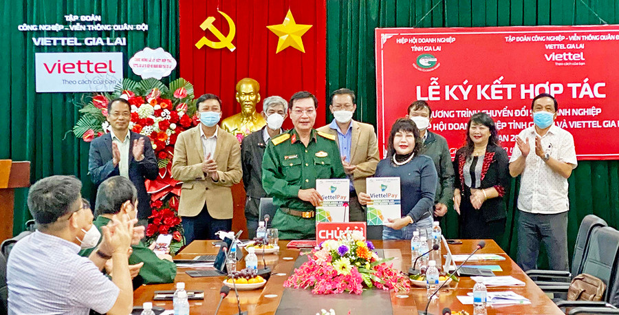 Công ty cổ phần In-Đầu tư phát triển giáo dục Gia Lai ký kết sử dụng nền tảng vESS vào hoạt động của doanh nghiệp. Ảnh: Hà Duy Công ty cổ phần In-Đầu tư phát triển giáo dục Gia Lai ký kết sử dụng nền tảng vESS vào hoạt động của doanh nghiệp. Ảnh: Hà Duy