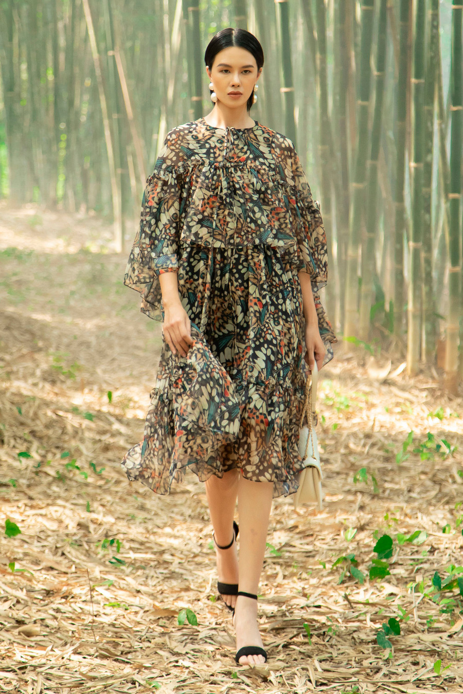 Trang phục tôn đường cong nhưng vẫn được chú trọng đến sự tiện nghi, thoải mái thông qua phần chân váy được thiết kế với độ ôm vừa phải.