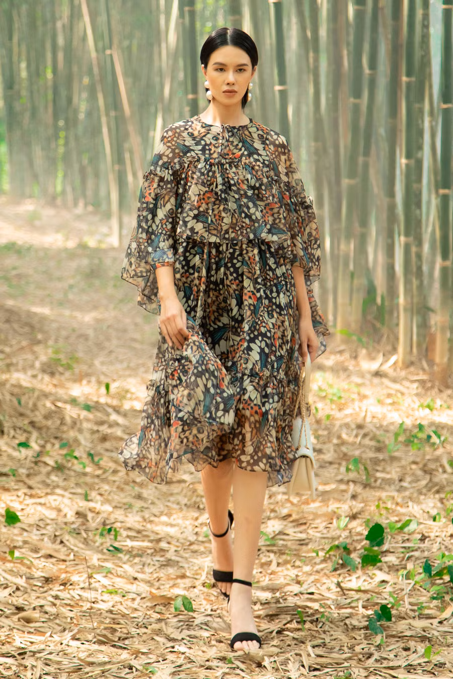 Trang phục tôn đường cong nhưng vẫn được chú trọng đến sự tiện nghi, thoải mái thông qua phần chân váy được thiết kế với độ ôm vừa phải.