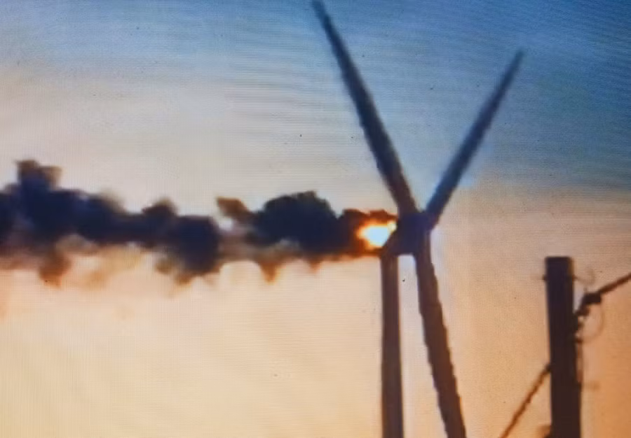 Hình ảnh tua bin điện gió bốc cháy. Ảnh: Cắt từ clip