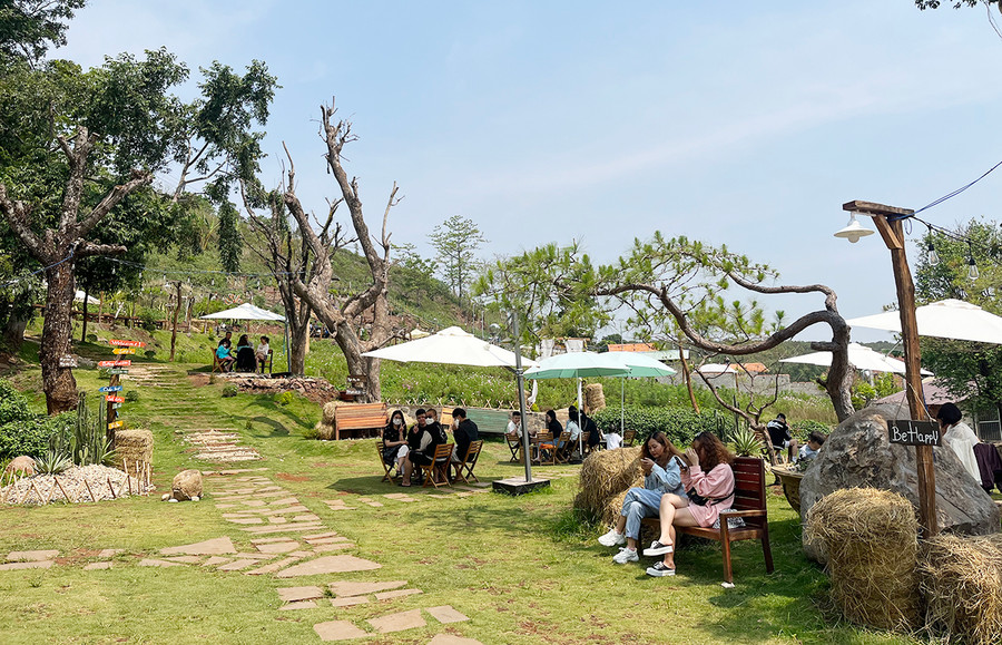 Không gian rộng rãi là điểm thu hút khách của các quán cà phê ven đô Pleiku. Ảnh Phương Vi