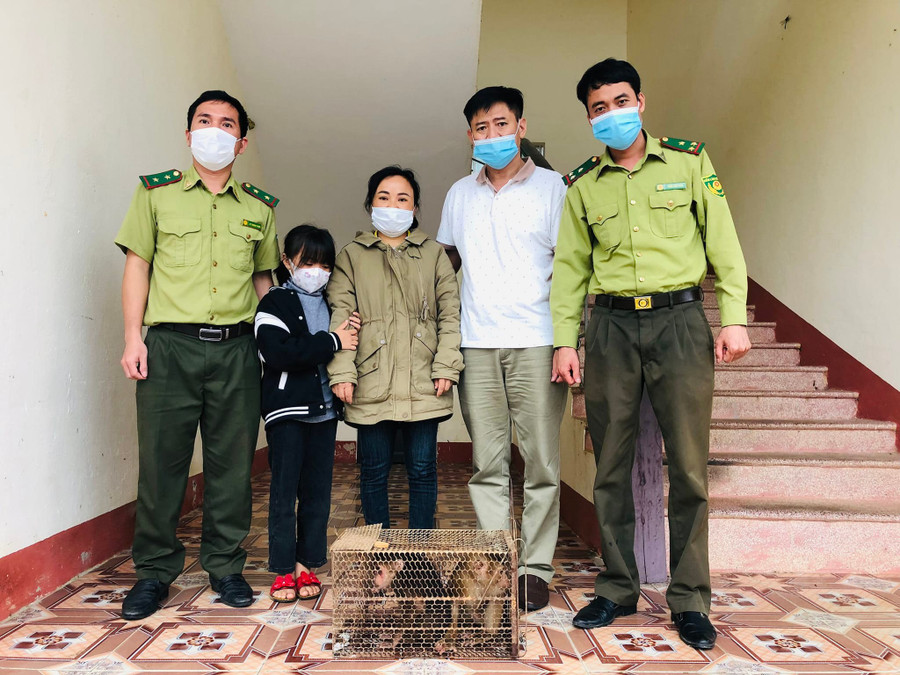  Chị Hồng cùng chồng và con gái bàn giao 2 cá thể khỉ quý hiếm cho Vườn quốc gia Vũ Quang. Ảnh: Tân Kỳ