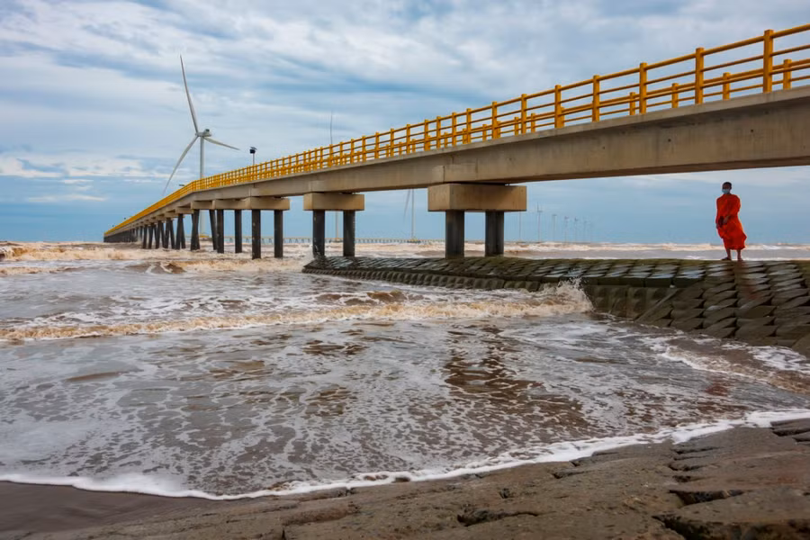 Cảm thấy tí hon khi chụp hình với điện gió. Ảnh: Đăng Thư