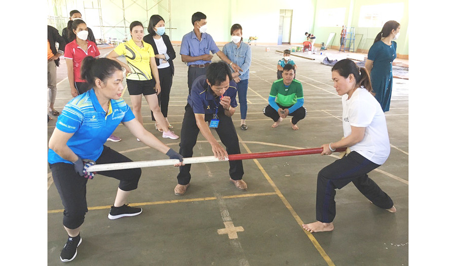 Các vận động viên tranh tài ở môn đẩy gậy. Ảnh: Đinh Yến Ngay sau lễ khai mạc các vận động viên tranh tài ở các môn thi đấu. Ảnh. Đinh Yến