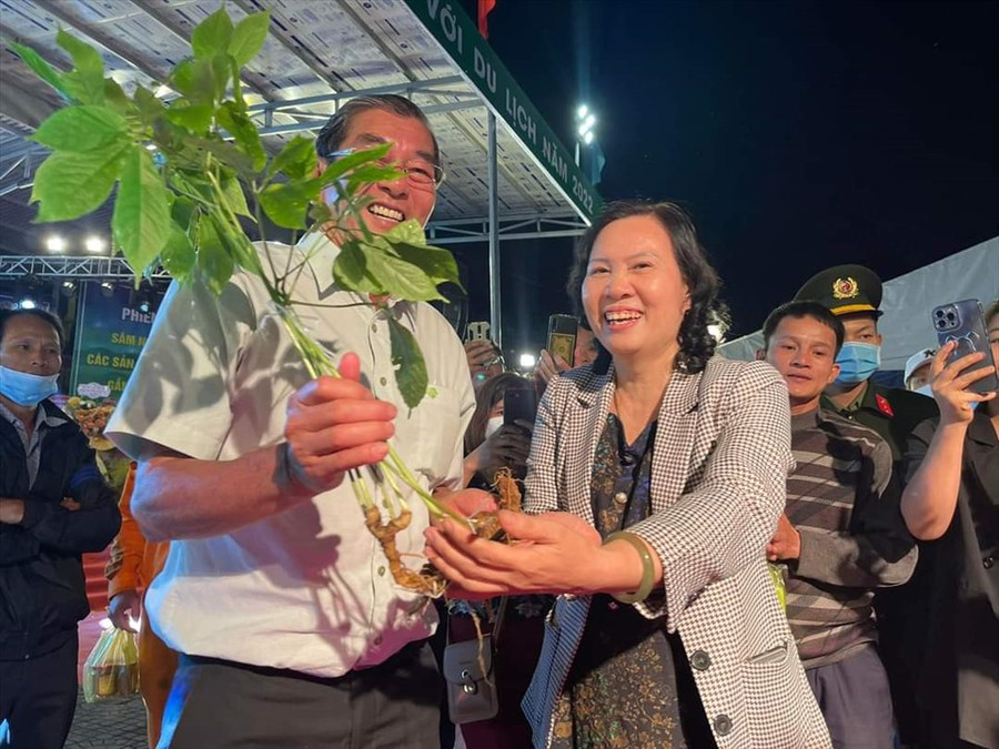 Bà Duyên trao lại củ sâm cho chủ nhân mới là ông Hồ Quang Cua. Ảnh: T.T