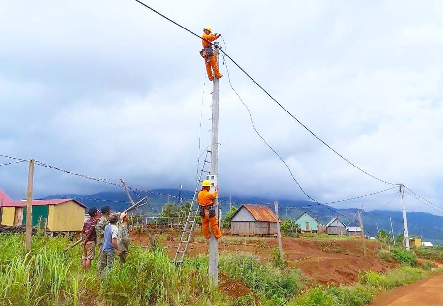 Kéo điện về làng Pờ Yầu (xã Lơ Pang, huyện Mang Yang). Ảnh: Hà Duy Tuổi trẻ Công ty Điện lực Gia Lai hướng về cộng đồng