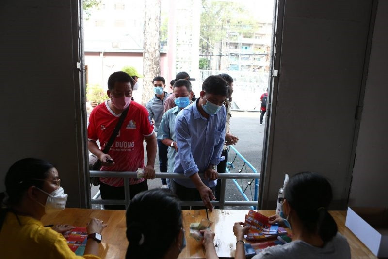 Người hâm mộ xếp hàng mua vé xem Hoàng Anh Gia Lai thi đấu tại AFC Champions League 2022. Ảnh: VFF.