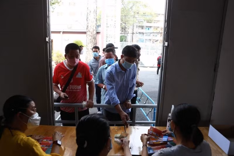 Người hâm mộ xếp hàng mua vé xem Hoàng Anh Gia Lai thi đấu tại AFC Champions League 2022. Ảnh: VFF.