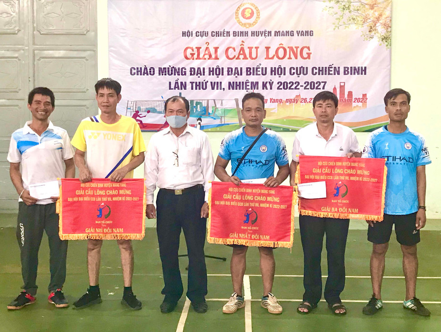 Ban tổ chức trao giải nhất, nhì ba ở nội dung đôi nam. Ảnh: Vũ Hanh