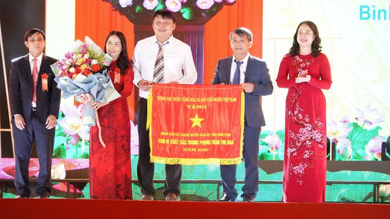 Phó Chủ tịch nước Võ Thị Ánh Xuân trao Cờ Thi đua của Chính phủ cho nhân dân và cán bộ huyện Hoài Ân