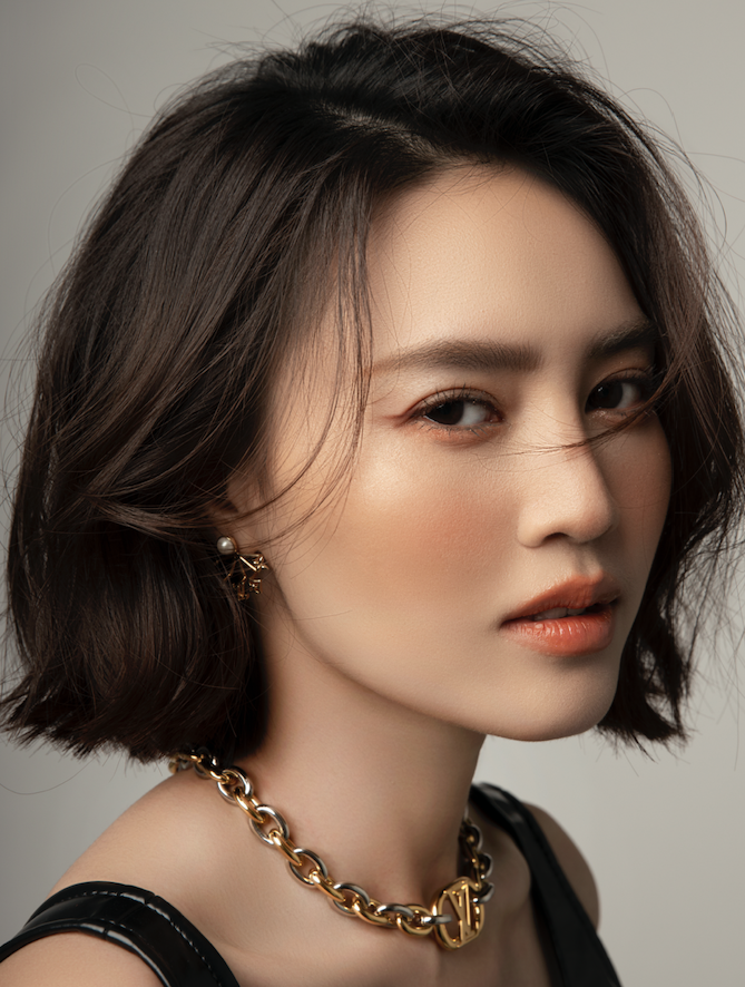 Nhan sắc của ngọc nữ khiến khán giả thích thú khi ngày càng mặn mà, sắc sảo. Dù không trang điểm cầu kỳ nhưng Lan Ngọc vẫn toát lên vẻ quyến rũ, sang trọng. Ảnh: Vương Huy JUNO