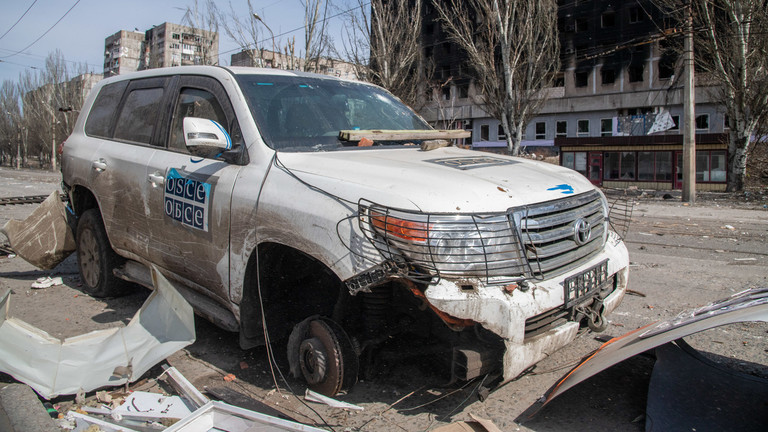  Một chiếc xe của Phái đoàn Giám sát Đặc biệt từ OSCE tới Ukraine bị phá hủy ở Mariupol. Ảnh: Getty