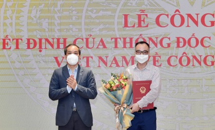  Phó Thống đốc Đoàn Thái Sơn trao quyết định bổ nhiệm cho ông Nguyễn Duy Phương.