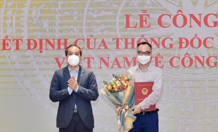  Phó Thống đốc Đoàn Thái Sơn trao quyết định bổ nhiệm cho ông Nguyễn Duy Phương.