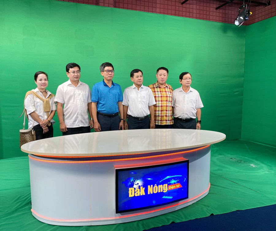 Đoàn Bản tin Thị trường Việt Nam trao đổi về công tác xuất bản báo điện tử với Ban Biên tập Báo Đắk Nông