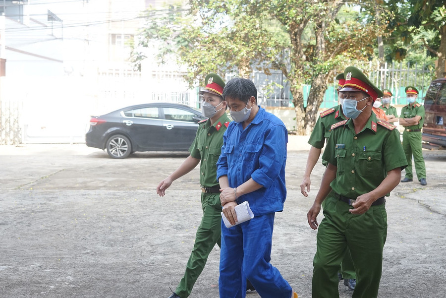 Lực lượng chức năng đưa bị cáo Đỗ Văn Minh đến phiên tòa xét xử. Ảnh: Thanh Quân