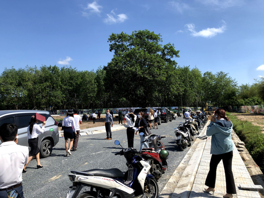 Khách đi xem đất ở Củ Chi đông như hội vào cuối tuần. Ảnh: Minh Đăng